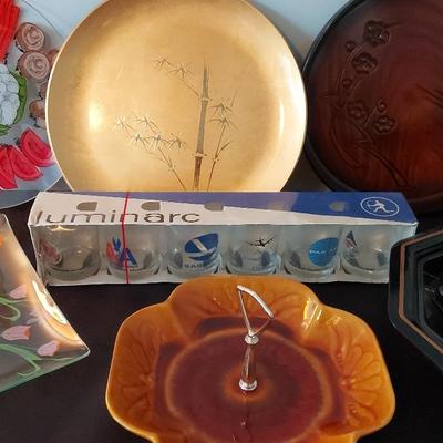 FUN VINTAGE SERVING TRAYS AND CHIPS AND DIP, ALSO PAN AM AND TWA GLASS CUPS SET