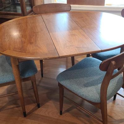 MID CENTURY MODERN DINING ROOM TABLE AND CHAIRS 