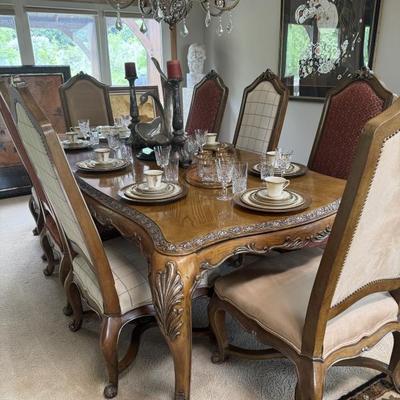 Henredon dining table. Seats 6-10 