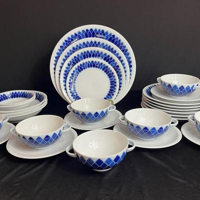 German Arsberg Porcelain Dinner Service