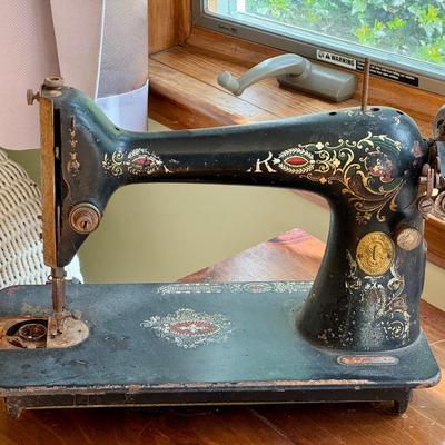 Antique Singer Sewing Machine – Model 27 (Serial #202546)
