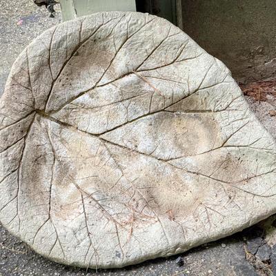 Leaf-Shaped Bird Bath Topper