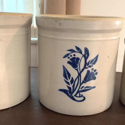 Set Of 2 1900’s Vintage Stoneware Blue Flower Pattern & A Smaller Crock