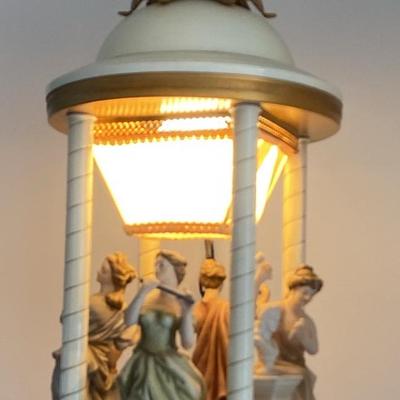 Vintage Porcelain Victorian Figurines Lamp