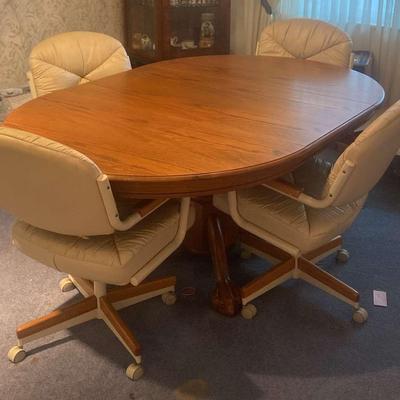 Wooden Vintage Dining Table With 4 Upholstered Rolling Chairs 