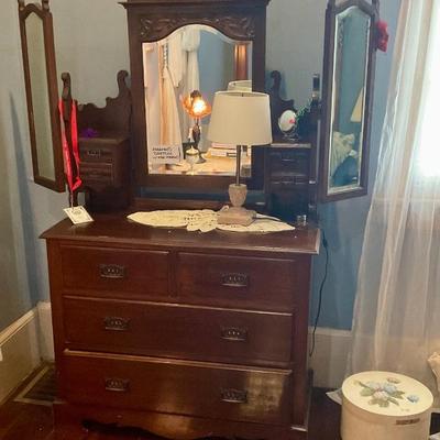 Dressing dresser antique