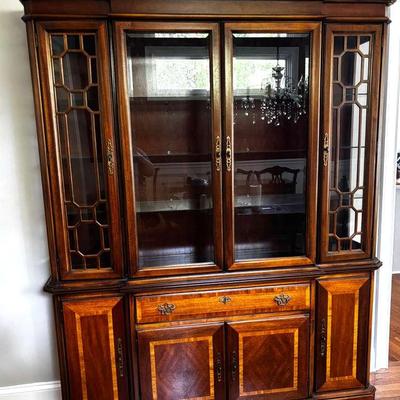 Lane Furniture Co. Chippendale Lighted China Hutch – Two-Piece Mahogany Display Cabinet