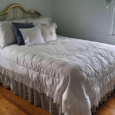 Elegant Traditional Brass Bed