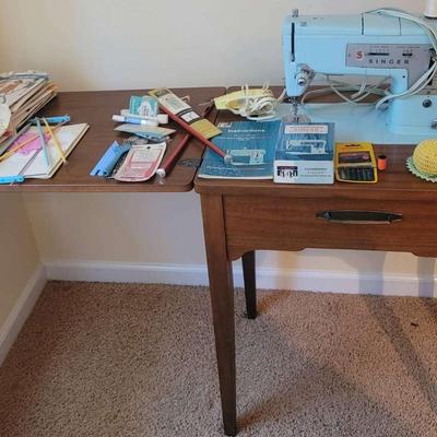 Vintage Singer Sewing Machine In Wooden Cabinet 
