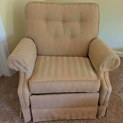 Comfortable Swivel Recliner By Stratolounger 