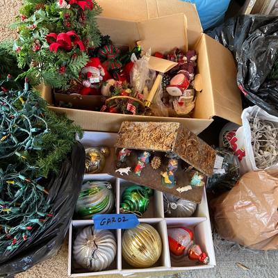 Vintage Navity + Holiday Decorations 