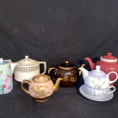 6 Little Tea Pots
