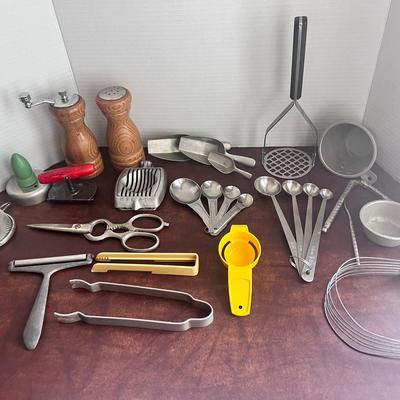 Vintage Utensils Lot, Egg Slicer Presto, Measuring Cups, Olde Thompson Wood S/P Shakers 