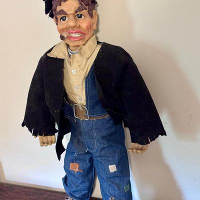 VINTAGE- CROWNE PORCELAINS- TALES OF CITY LIFE COLLECTION-RARE HOBO  (HA2044914)
