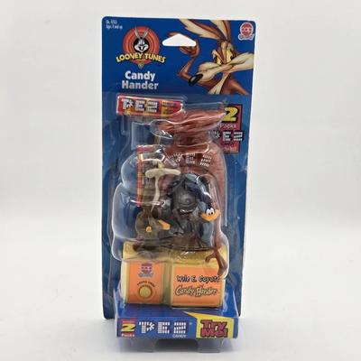 1998 Looney Tunes Wile E. Coyote and Road Runner Candy Hander, produced by Cap Candy