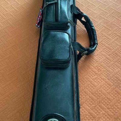 Pool cue carrying case