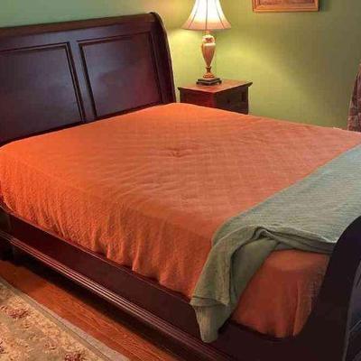 Sleigh bed