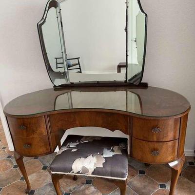 1930s Flame Mahogany Kidney-Shaped Dressing Table