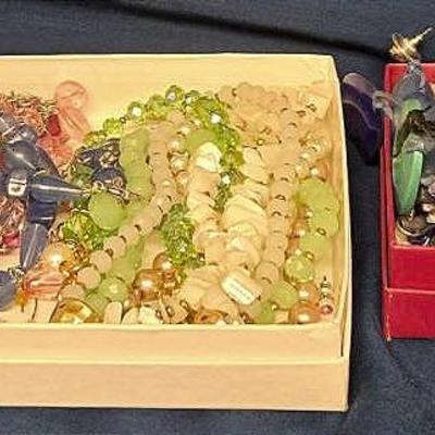 Colorful Beaded Jewlery Lot 