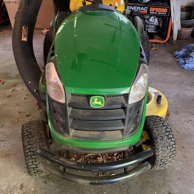 John Deere Riding Lawnmower 