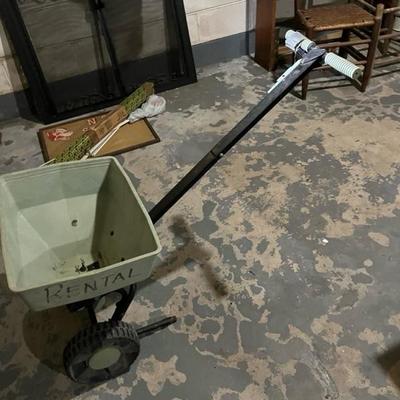 Fertilizer spreader 