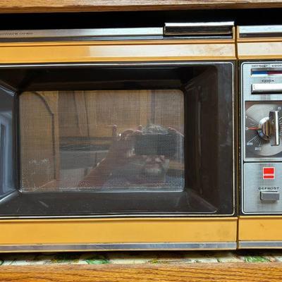 1970s microwave in EXCELLENT condition! Works great!!!!