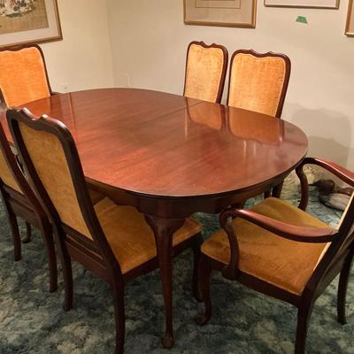 Hickory Furniture Table With 6 Chairs 64x42