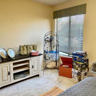 Nice dresser / tv holder 