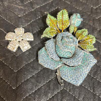 VINTAGE HUGE BLUE ROSE WITH GREEN LEAVES FLOWER RHINESTONE ENCRUSTED PIN/BROOCH