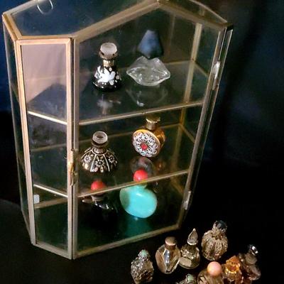 Magnifique Minis - Petite Perfume Bottle Collection With Decorative Display 