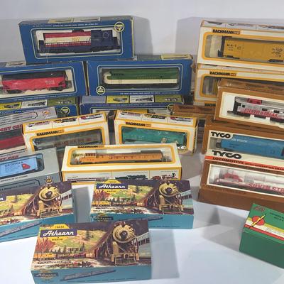 Large Collection Of Vintage Train Cars By Tyco, Bachmann, AHM, And Athearn