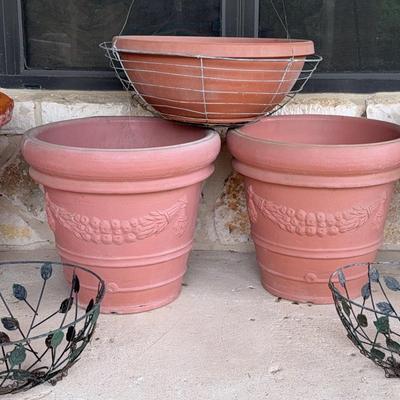 Collection of potting containers (plastic) & Wires hanging baskets 