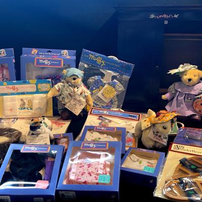 Muffy Vanderbear Collection : Muffy Gibearny, Muffy Sketchbook, Wooden Armoire & Accessories 