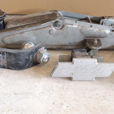 Car jack + 3 trailer hitches 