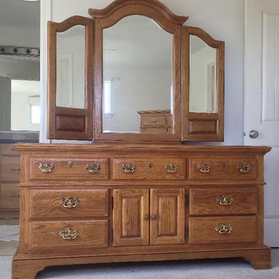 Litchfield Oak Bedroom Dresser w/ Mirror by Sumter