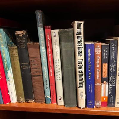 Lots of books and cookbooks
