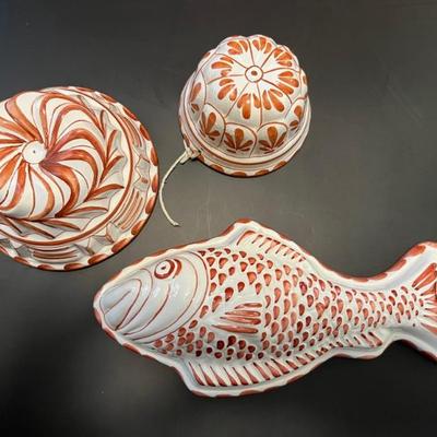 Decorative ceramic molds in white and rust