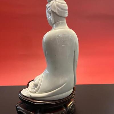 A Qing dynasty Dehua blanc de chine porcelain figure of Guanyin, 18th/19th century, excellent condition 