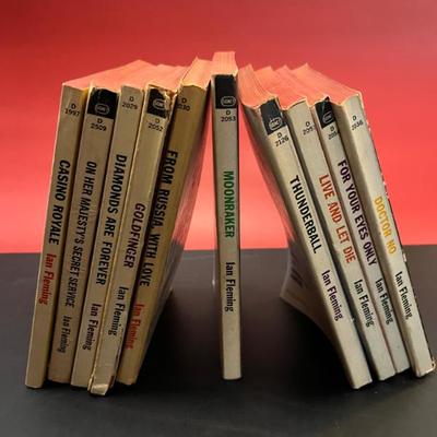 1960s James Bond set