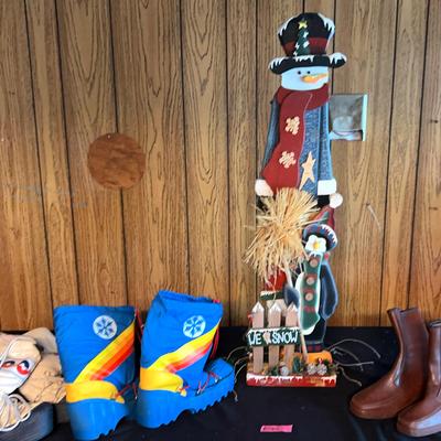 AT404 Moon Boots And Winter Decor