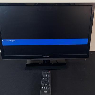 AT165 24' Toshiba TV (powers on)
