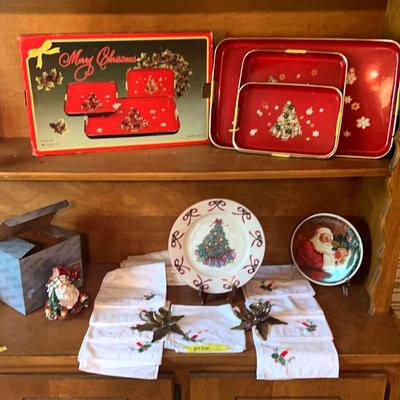 AT520 Holiday Decor - Plates , Trays, Napkins Amd Decor