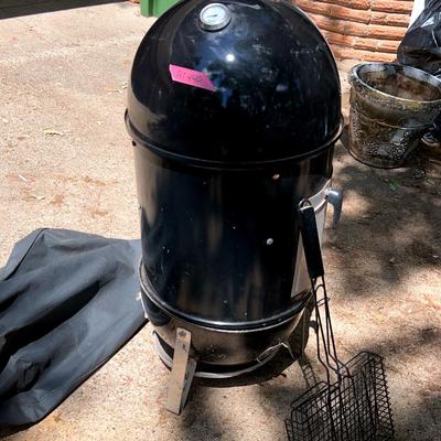 AT440 Weber Smoker/ Grill , Cover, And Rib Rib/Vegetable Holder