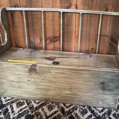 AT518 Storage Bench