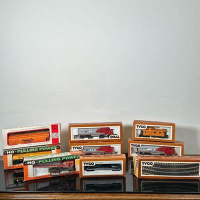 (9pc) Collectible Model Trains in Boxes #2 | Tyco (Model 1654) HO scale caboose/lodging car, "Union Pacific" Tyco (Model...