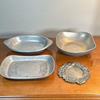 (4pc) Miscellaneous Pewter Pieces | Miscellaneous pewter pieces including serving platters and a small plate.