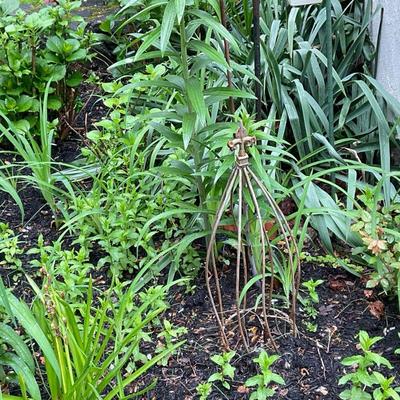 Topiary Trellis with Finial Top #2 | Topiary with vertical trellis and finial top for guiding plant growth and shape. - h. 24 x w. 10 in