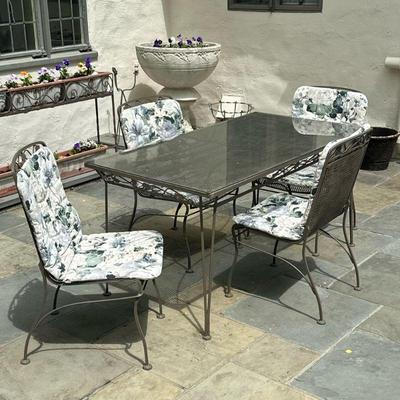 (5pc) PROBABLY WOODARD WROUGHT IRON PATIO DINING SUITE | Wrought iron outdoor/patio furniture, including a rectangular dining table with...
