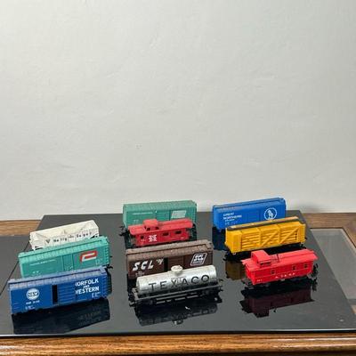 (10pc) Collectible Model Trains (No Boxes) | Blue HO scale box car, "Great Northern" Yellow HO scale livestock car, "Union...