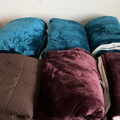 6 Large Fleece Blankets 